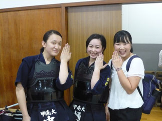 3年前に女子主将を務めた坂本先輩と甲子園学院出身の後輩たち。