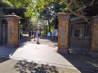 本学は2018年以来4年ぶりに学習院大学の西門をくぐる。