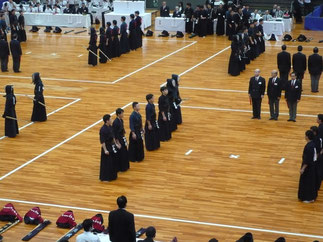 決戦を前に優勝候補近畿大学と対峙する本学選手たち。
