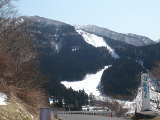 雪が残る氷ノ山には、合宿期間中も多くのスキー客が訪れた。