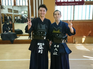 卒業以来となる再会を果たした同期生、学習院大学の益川先輩と入江監督。