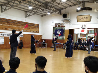 大将戦は本学の久保田主将が4年生の意地を見せて2本勝ちで飾り、今定期戦を締めた。