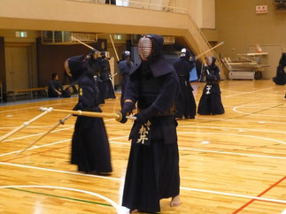 昨年、5年ぶりに稽古を再開した松井宣将 先輩（Ｈ14年卒）も新調した防具を身にまとい現れた。