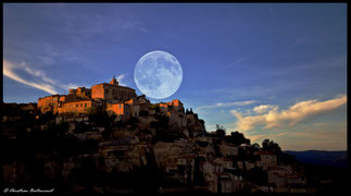 Adminer cette composition de la pleine lune sur la ville de Gordes dans le roussilon