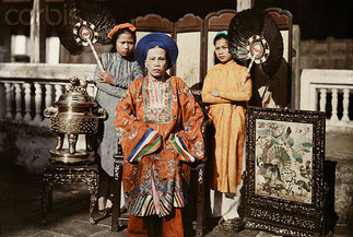 La Tai Nhân NGUYÊN THI DINH et la princesse CUONG, en jaune MERE et SOEUR DE L'EMPEREUR DUY TÂN. 1931