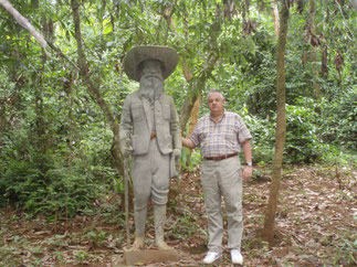 Statue d'Auguste Pavie avec Mr. Guy Lherbier, attaché militaire français en 1974/1975 à Luang Prabang. Statue mystérieusement disparue peu avant 1975.