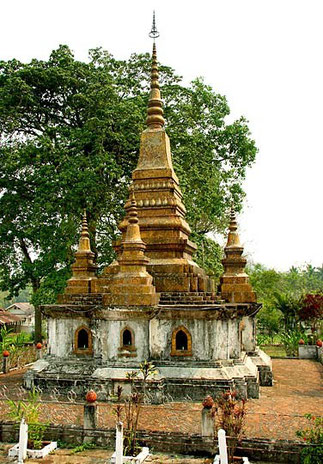 Ce grand Stupa doré contient les cendres du Roi Sisavong Vong (1885-1959) et d'un de ses frères.