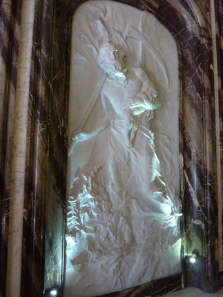 Grand bas-relief en marbre sculpté par Jean DAMPT 1854-1945 : "Le Temps emportant l'Amour"