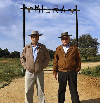 ^^^^ DON ANTONIO II et DON EDUARDO III MIURA MARTINEZ . A dte, DANS LE SALON AVEC LE CONSEILLER MUNICIPAL DELEGUE à LA CULTURE DE LA MAIRIE DE LORA DEL RIO, MIGUEL ANGEL NOGALES. AOÛT 2015. >>.>>