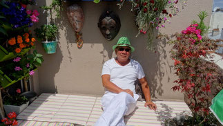 MANG SUR SA TERRASSE FLEURIE, INONDEE DE SOLEIL, QUELQUE PART DANS PARIS AU COEUR DE L'ETE.