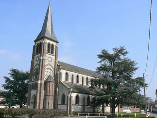 Eglise Notre Dame du Carmel sur la place face à la nouvelle mairie