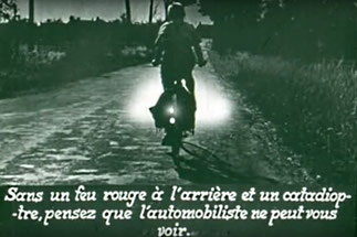 Image avec légende d'un cycliste la nuit