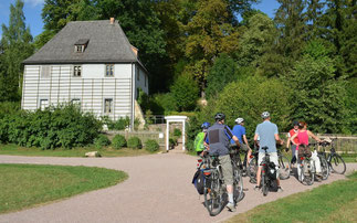Radfahrer an Goethes Gartenhaus in Weimar