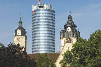 Blick auf die drei Türme von Jena: Jentower, Turm der Stadtkirche und Turm des historischen Universitätsgebäudes.