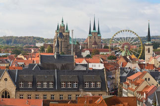Blick über die Dächer der Stadt Erfurt, auf den Dom und die Severikirche.