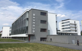 Dessau, Bauhaus-Gebäude. Station auf der Route der Bauhaus Radreise.