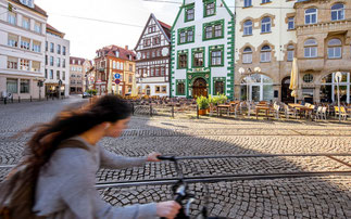 Radfahrerin am Erfurter Domplatz