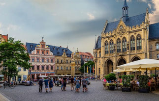 Besuchergruppe bei einem Stadtrundgang auf dem Erfurter Fischmarkt