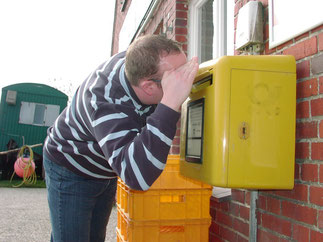 Die Post kommt auf Hallig Hooge tideabhängig. Auf dem Ferienhof Volkertswarft haben wir unseren eigenen Postkasten.