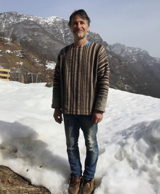 Martin im Garten stehend, mit Blick auf verschneite Berge