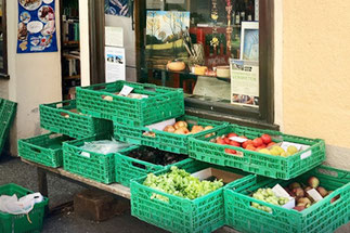 Gemüse und Obst vor dem Lebensmittelgeschäft in Spruga