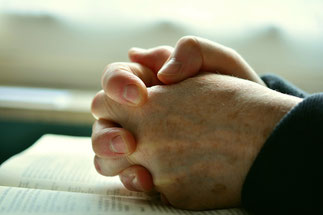 祈る手 pray-2558490_1280