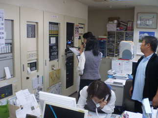 突然の警報音に出火場所を確認。すかさず、館内放送で周知