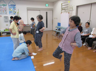 こちらは「開眼片足立ち」