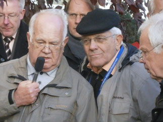 Wolfgang Matthäus, Jochen Boczkowski und ein ehemaliger Nachbar der Mondscheins (von rechts)