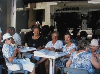 Ilse Felsenthal  (Bildmitte, am Tisch)  im Kreis von Freundinnen  im Cefé Mersand in Tel Aviv  1990  (Foto: Frank Matthias Mann) 