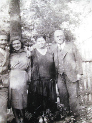 Bruder Josef, Ilse, Mutter Berta, Vater Meer Voremberg   vor dem Haus Mönchebergstraße 16 1/2  Kassel um 1930 (aus dem Familienalbum fotografiert von Frank-Matthias Mann)