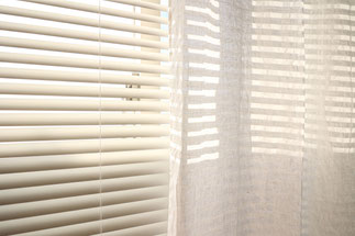 アルミブラインドとリネンカーテンの組み合わせ