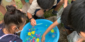 スーパーボウルすくいをする子どもたち