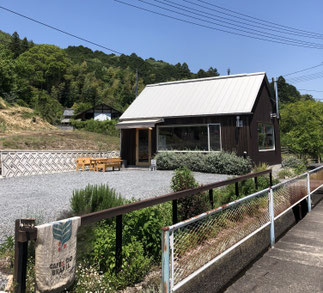 店舗です。窓から見える季節の風景をコーヒーと一緒にお楽しみください。