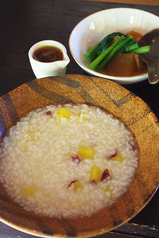 お粥には健太郎さん特製の「生姜餡」をかけて食べます。甘やかな香りが加わって食欲倍増です!