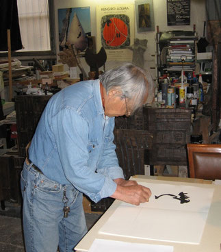 l'artista mette il sigillo sulla pagina con l'ideogramma "MU"