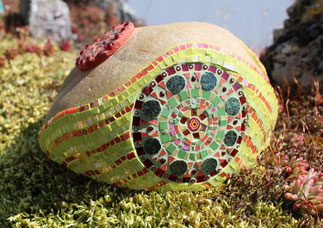 Galet aux mandalas - 4 - Sylvie Foisel-Guigues Mosaïques - Avril 2020