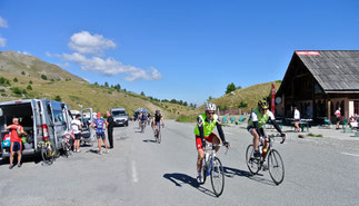 Der Pass ist bei Radfahrern sehr beliebt…