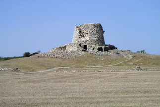 Eine der vielen Nuraghen Sardiniens