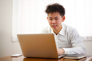 日本　ノートパソコンを使う２０代の男性