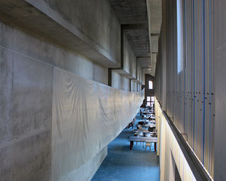 Installation monumentale de Laurent Valera  dans la grande salle de lecture des Archives de Bordeaux Métropole