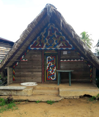 Devanture de maison bushinenguée décorée de Tembé - Apatou