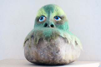 Sans titre, feutre de laine et galet, dim. 30 cm x 26 cm x 34 cm, 2025