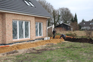 10.01.2018 - Die Entwässerungsleitungen werden ums Haus gelegt.