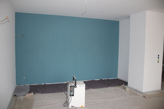 Jede Wand wurde farbgleich zur Tapete vorgrundiert. Hier: Wohnzimmer
