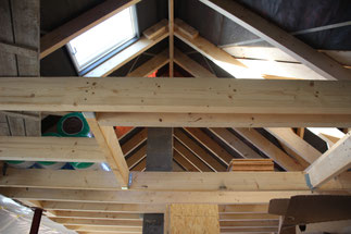 Der Wechsel zum Dachboden ist eingebaut, das Velux spendet viel Licht