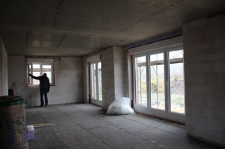 24.11.2017 - Die Fenster und Außentüren werden eingesetzt