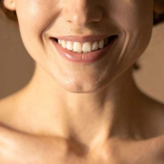 Nahaufnahme eines natürlichen Lächelns – Symbol für Lebensfreude, Authentizität und verkörperte Weiblichkeit im Retreat Human Design & lebendige Weiblichkeit