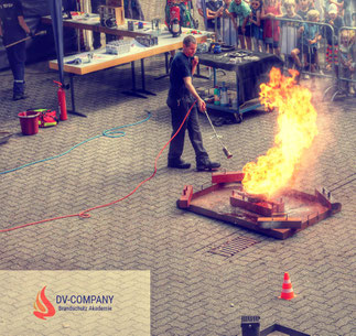 ©by Daniel Vanummißen, moderierte Gefahrensimulation u.a. mit einigen Kleinexperimenten, Metallbrände sowie Fett-, Spraydosenexplosion und vieles mehr.