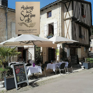 terrasse de l'auberge st jean à Nanteuil en vallée 16700